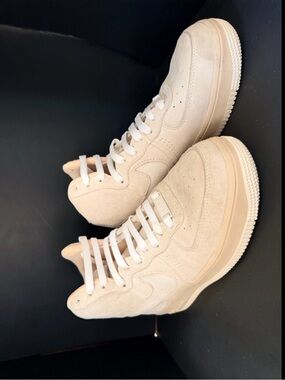 Nike High Top Blazer slight platform. Beige Sneaker white laces Interior Detail